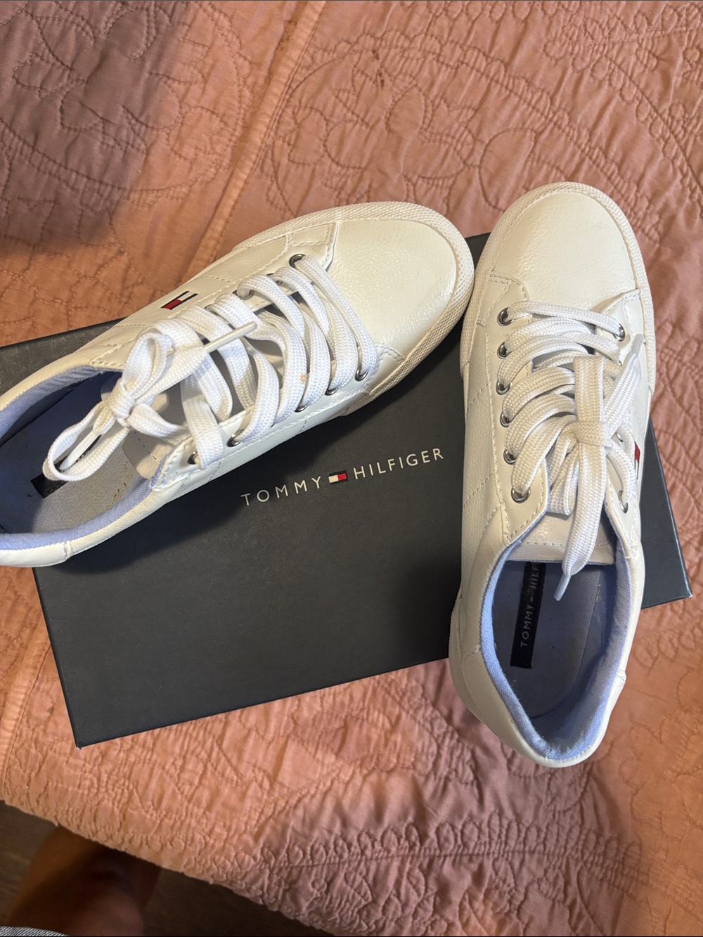 Tommy Hilfiger women’s dWhite Low-Top Sneakers with Flag Detail